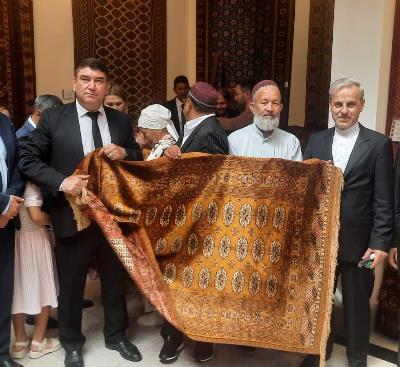 Eýranyň ilçisi türkmen halysynyň sergisine baryp gördi
